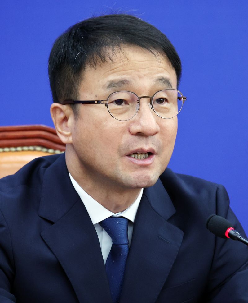 한병도 더불어민주당 원내대표가 8일 여의도 국회에서 열린 원내대책회의에 참석해 발언하고 있다. 뉴시스