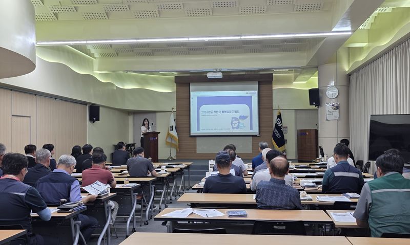 지난 7일 부산항만공사(BPA) 사옥에서 부산항 협력사 40여 개사, 관계자 50여 명이 참석한 가운데 '2026년 하반기 물가변동 교육 및 ESG 상생협력 간담회'가 열리고 있다. BPA 제공