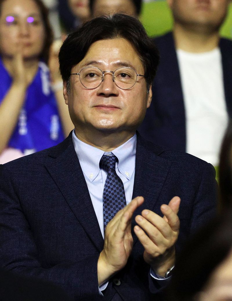 [수원=뉴시스] 고범준 기자 = 홍익표 대통령실 정무수석이 25일 경기 수원컨벤션센터에서 열린 조국혁신당 2026 전국당원대회에서 참석자 소개에 박수치고 있다. 2026.07.25. bjko@newsis.com