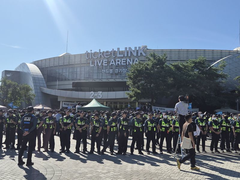 8일 서울 송파구 핸드볼경기장에서 경찰이 내부 물품 회수를 위한 진입로 확보를 하고 있다. 사진=이동혁 기자