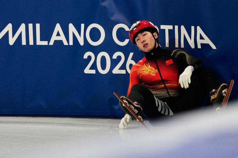 중국의 린샤오쥔이 2026년 2월 14일(현지 시간) 이탈리아 밀라노에서 열린 2026 밀라노·코르티나 동계올림픽 쇼트트랙 남자 1500ｍ 준준결승에서 넘어져 있다. 최근 우다징이 중국 대표팀 새 감독으로 선임된 가운데 린샤오쥔의 부상 이력과 세대교체 문제를 둘러싸고 린샤오쥔의 거취에 관해 관심이 커지고 있다.뉴시스