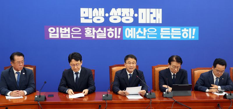 [서울=뉴시스] 최진석 기자 = 한병도(가운데) 더불어민주당 원내대표가 8일 여의도 국회에서 열린 원내대책회의에 참석해 발언하고 있다. 2026.09.08. myjs@newsis.com