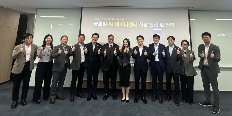 7일 서울 중구 농협타워에서 민병도 NH농협은행 GIB부문 부행장(오른쪽 다섯번째부터), 김효진 블랙스톤 한국법인 상무, 이희원 블랙스톤 한국법인 대표 등 참석자들이 기념사진 촬영을 하고 있다. 농협은행 제공