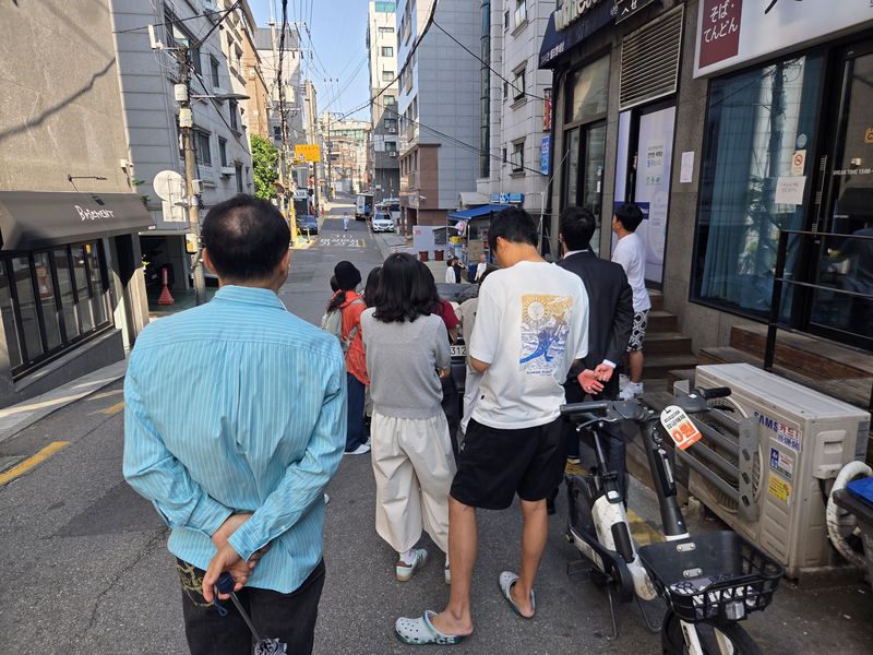 지하철 2호선 낙성대역 인근 골목에서 건축물을 구경하고 있는 임장크루 *재판매 및 DB 금지