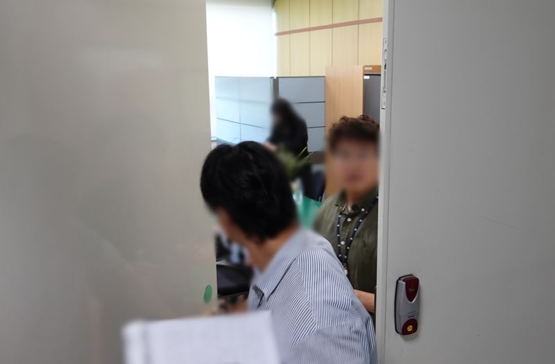 실종 허위종결 사건을 수사 중인 제주지검이 8일 오전 제주서부경찰서 형사과장 사무실에서 압수수색을 하고 있다. 압수수색 대상에는 서부서 서장실과 형사과장실이 포함됐다. 사진=뉴시스
