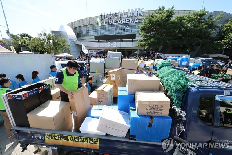 반출 물품 싣는 종목단체 관계자들 (출처=연합뉴스)