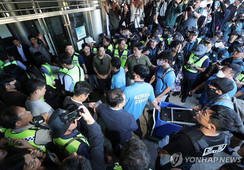 대한체육회, '개표소 봉쇄' 95일만 핸드볼경기장 진입 (출처=연합뉴스)