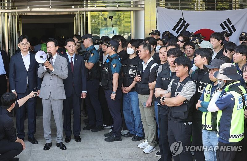 핸드볼경기장 앞 발언하는 장동혁 대표 (출처=연합뉴스)