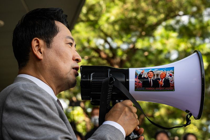 [서울=뉴시스] 사진공동취재단 = 장동혁 국민의힘 대표가 8일 서울 송파구 올림픽공원 핸드볼 경기장에 진입해 선거 관련 용품들이 보관된 곳을 살펴본 뒤 시민들에게 내부 상황을 설명하고 있다.이날 대한체육회 산하 9개 종목 단체는 장비 반출을 위해 6·3 지방선거 당시 개표소로 사용된 올림픽공원 핸드볼 경기장에 진입했다. 2026.09.08. photo@newsis.com