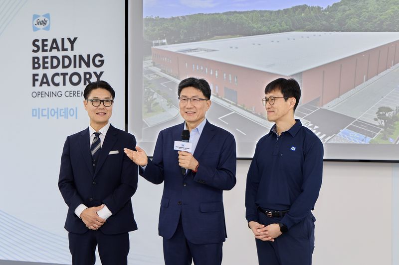 김정민 씰리침대 마케팅 상무(왼쪽부터), 윤종효 대표, 유동완 여주공장장이 7일 열린 미디어데이에서 발표하고 있다. 씰리침대 제공