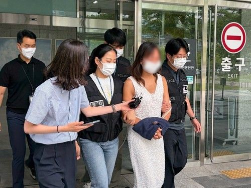 서울 송파구 올림픽공원 개표소 봉쇄 시위에서 공무집행방해 등 혐의로 체포된 김모(45)씨가 지난 6월 25일 영장실질심사를 마치고 동부지법에서 나오고 있다. 연합뉴스