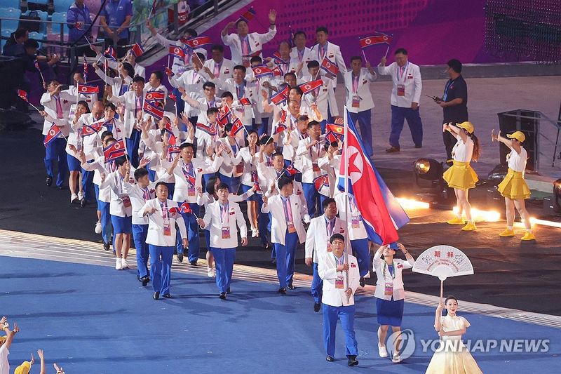 지난 2023년 9월 23일 중국 항저우 올림픽 스포츠센터 스타디움에서 열린 항저우 아시안게임 개회식에서 북한 선수단이 입장하고 있다. 출처=연합뉴스