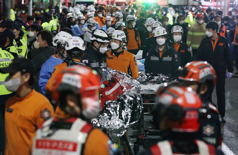 [서울=뉴시스] 김진아 기자 = 2022년 10월 29일 밤 서울 용산구 이태원 일대에서 대규모 압사사고가 발생해 30일 새벽 소방구급 대원들이 현장을 수습하고 있다. 2022.10.30. bluesoda@newsis.com /사진=뉴시스