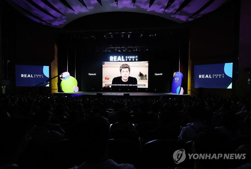 영상으로 메시지 전하는 샘 올트먼 (출처=연합뉴스)