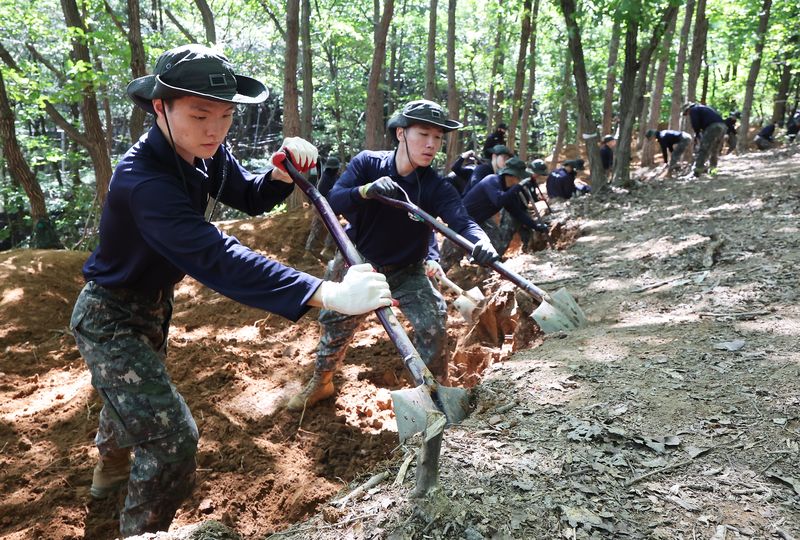 지난해 9월 8일 경기도 의왕시 모락산 일대에서 육군 제51보병사단 장병들과 국방부 유해발굴감식단이 6ㆍ25 전사자 유해 발굴을 하고 있다. 연합뉴스