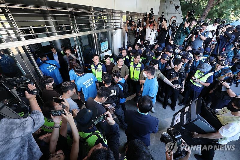 대한체육회, '개표소 봉쇄' 95일만 핸드볼경기장 진입 (출처=연합뉴스)