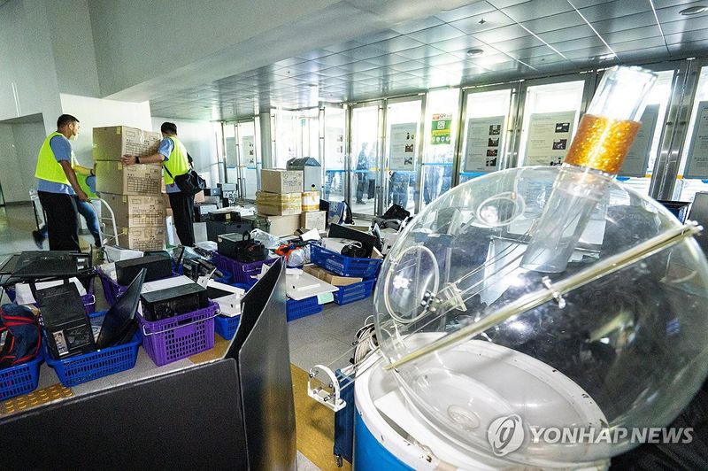 물품 반출하는 종목단체 관계자들 (출처=연합뉴스)