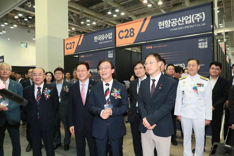 8일 '부·울·경 초광역 인재·정주·미래 이음 프로젝트' 출범식에 참석한 김상욱 울산시장, 전재수 부산시장, 박완수 경남도지사가 이날 부산 해운대구 벡스코 제2전시장에서 열린 '2026 해양수산 취업박람회'를 찾아 채용 상담 부스를 둘러보고 있다. 울산시 제공