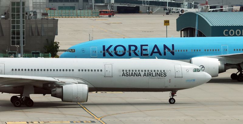 인천국제공항 제2터미널 계류장에서 대한항공과 아시아나항공 여객기가 이동하는 모습. 뉴스1