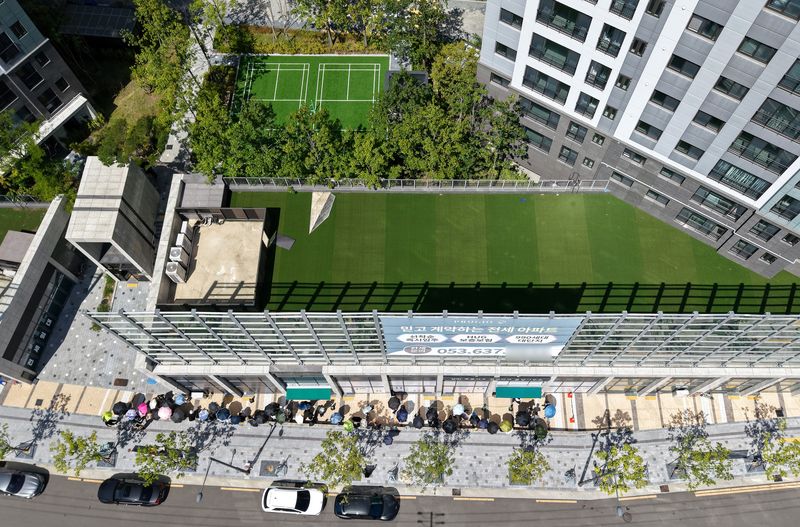 9일 한국은행이 발표한 8월 금융시장 동향에 따르면 지난달 주택담보대출은 952조5000억원으로 전달보다 4조원 증가했다. 사진은 지난 8일 대구 달서구의 한 신축 아파트 분양사무소 앞에서 시민들이 선착순 전세 계약 접수를 기다리고 있는 모습. 뉴시스