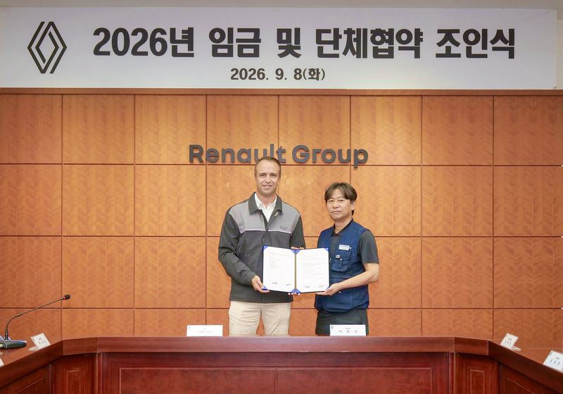 르노코리아 니콜라 파리 사장(왼쪽)과 박종규 노동조합위원장이 8일 부산공장에서 열린 2026년 임금 및 단체협약 조인식에서 합의안에 서명 후 기념촬영을 하고 있다. 르노코리아 제공
