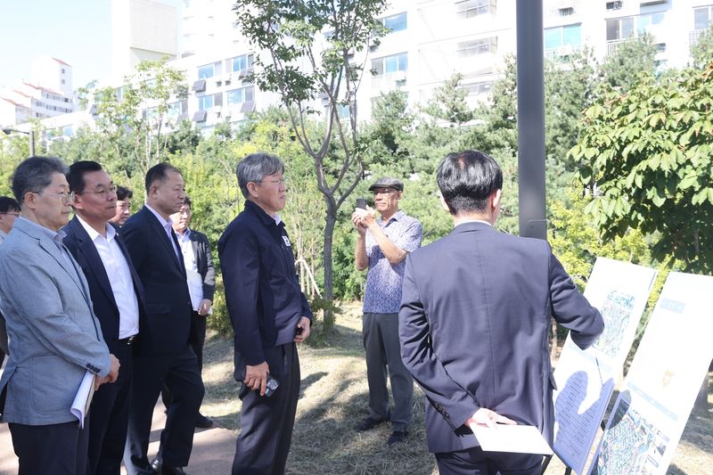 김이탁 국토교통부 1차관(왼쪽에서 네번째)이 8일 서울 송파구 겨어새 마을 공공재개발 현장을 방문해 관계자의 설명을 듣고 있다. 사진=연합뉴스