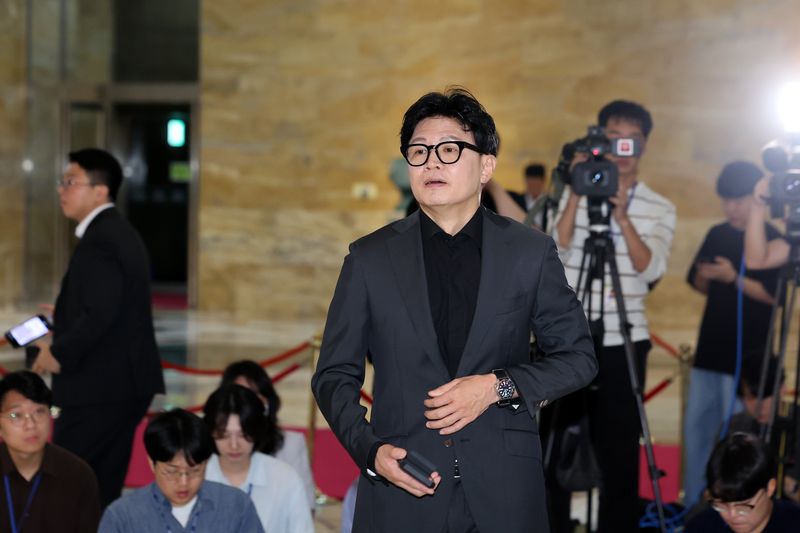 한동훈 무소속 의원이 8일 오전 서울 여의도 국회에서 김승원 법무부 장관 후보자 의혹과 관련 발언을 마치고 본회의장으로 이동하고 있다. 2026.9.8 ⓒ 뉴스1 황기선 기자
