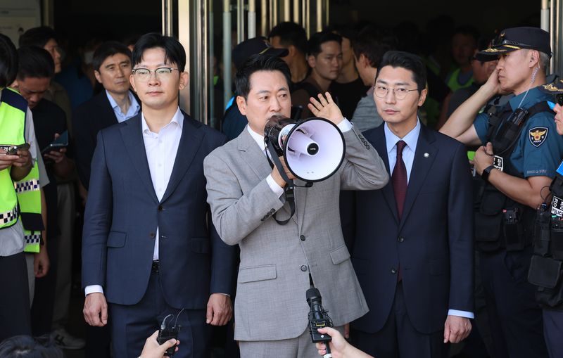 장동혁 국민의힘 대표가 8일 서울 송파구 올림픽공원 핸드볼경기장에서 대한체육회 산하 단체 관계자의 물품 반출 작업을 참관 후 발언하고 있다. 뉴스1
