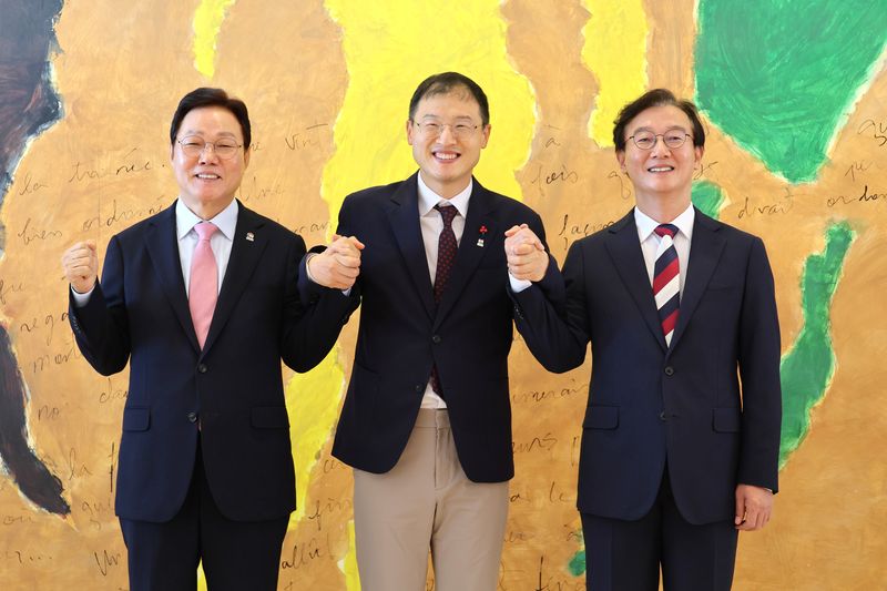 8일 웨스틴조선 부산에서 열린 '제4회 부울경정책협의회'에 참석한 전재수 부산시장(오른쪽부터), 김상욱 울산시장, 박완수 경남도지사가 손을 잡고 있다. 부산시 제공