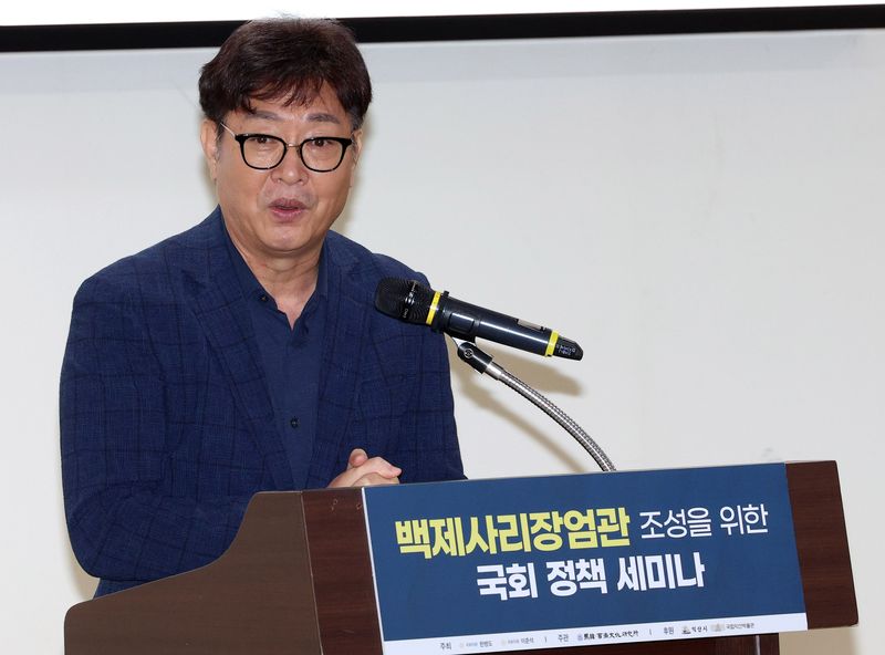 이춘석 무소속 의원이 8일 서울 여의도 국회 의원회관에서 열린 백제사리장엄관 조성을 위한 국회 정책 세미나에서 개회사를 하고 있다. 뉴시스