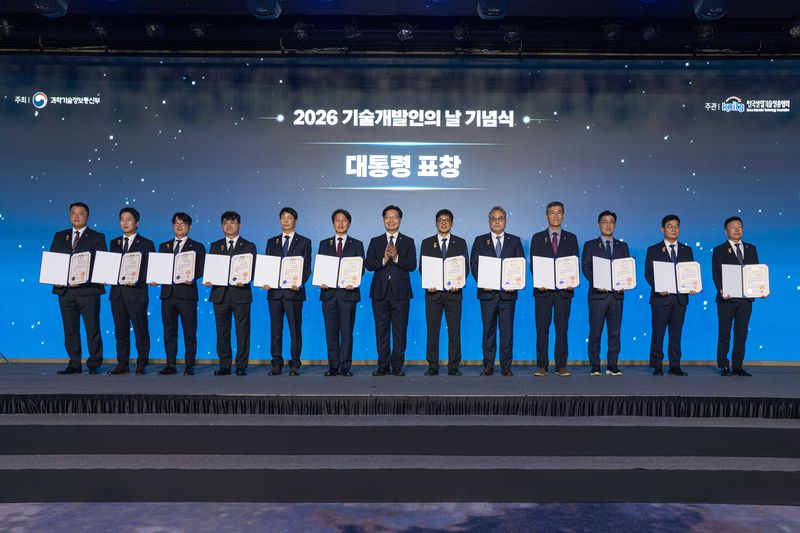 금호석유화학 김재윤 수석연구원(왼쪽에서 다섯번째)이 지난 7일 열린 ‘제1회 기술개발인의 날’ 유공 정부포상에서 대통령 표창을 받은 뒤, 기념촬영을 하고 있다. 금호석유화학 제공