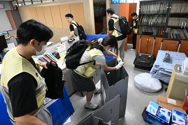 대한체육회 산하 9개 종목 단체 관계자들이 8일 서울 송파구 올림픽공원 핸드볼 경기장에 진입해 장비 및 행정 자료 PC 반출을 하고 있다. 2026.9.8 ⓒ 뉴스1 사진공동취재단