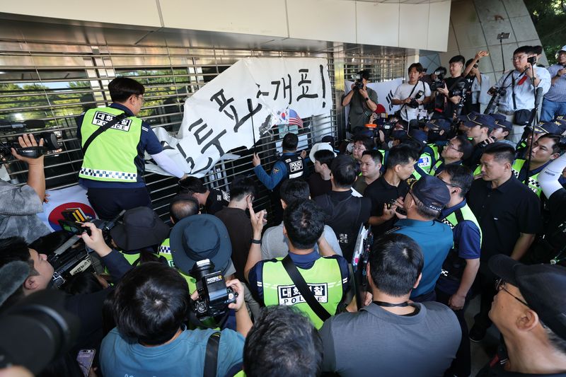 대한체육회 관계자와 경찰이 8일 오전 서울 송파구 올림픽공원 핸드볼경기장에서 진입 시도하고 있다. 2026.9.8 ⓒ 뉴스1 박세연 기자