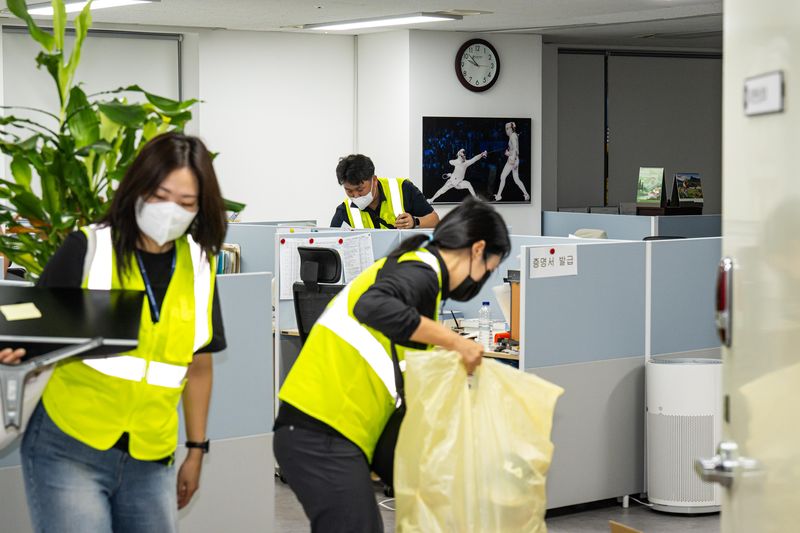 대한체육회 산하 9개 종목 단체 관계자들이 8일 서울 송파구 올림픽공원 핸드볼 경기장에 진입해 장비 및 행정 자료 PC 반출을 하고 있다. 2026.9.8 ⓒ 뉴스1 사진공동취재단