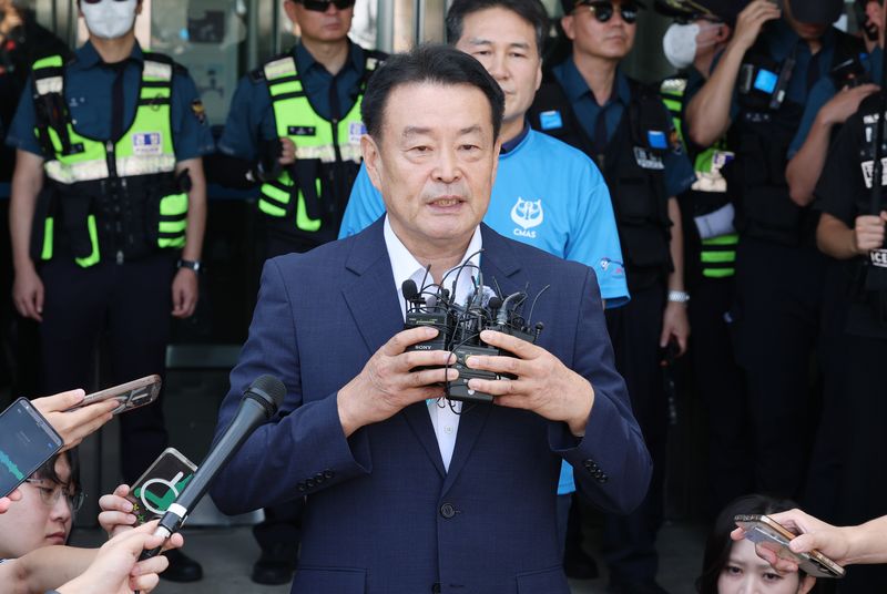 김대년 대한체육회 사무총장이 8일 서울 송파구 올림픽공원 핸드볼 경기장에 진입해 체육회 산하단체 장비 및 물품을 반출 후 발언을 하고 있다. 2026.9.8 ⓒ 뉴스1 박세연 기자