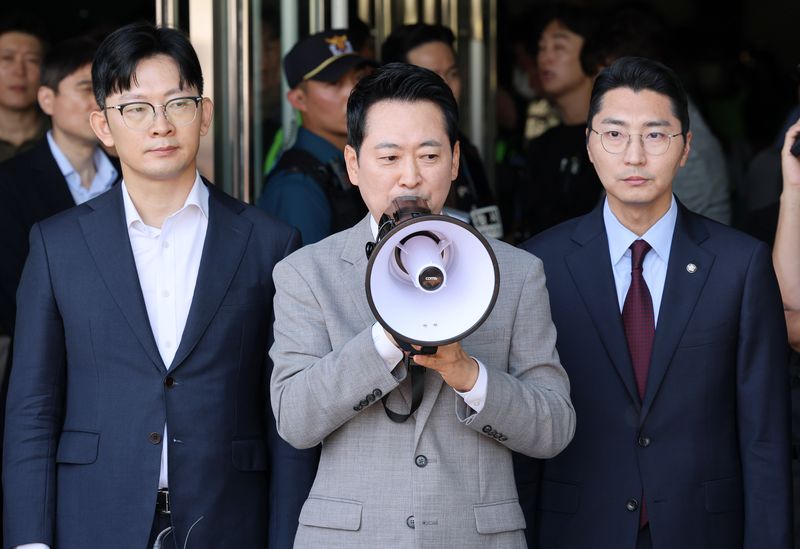 장동혁 국민의힘 대표가 8일 서울 송파구 올림픽공원 핸드볼경기장에서 대한체육회 산하 단체 관계자의 물품 반출 작업을 참관 후 발언 하고 있다. 2026.9.8 ⓒ 뉴스1 박세연 기자