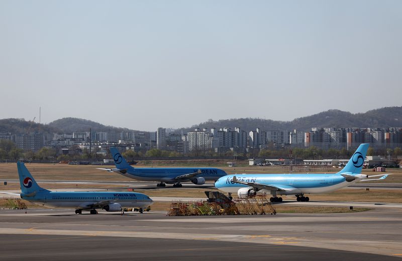 [서울=뉴시스] 배훈식 기자 =김포국제공항 활주로에 대한항공 항공기가 운항 준비를 하고 있다. 2026.04.07. dahora83@newsis.com