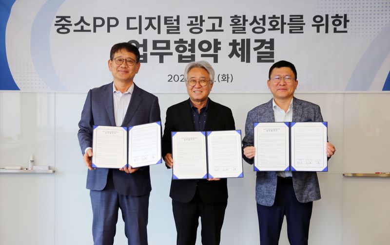 왼쪽부터 한국방송채널사용사업협회 안승현 회장, 한국케이블TV방송협회 PP협의회 박성호 회장, 한국방송채널진흥협회 백승일 회장이 8일 '중소PP 광고 활성화를 위한 업무협약(MOU)'을 체결하고 기념 촬영을 하고 있다. 한국케이블TV방송협회 제공