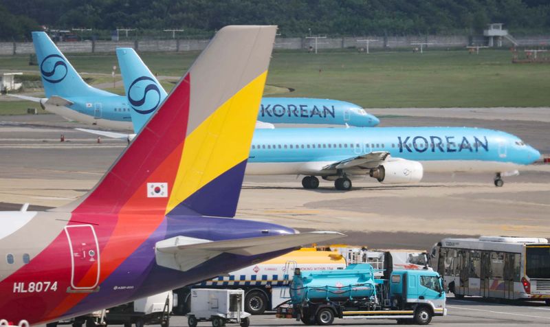 이날 김포공항 계류장에서 이동하는 대한항공과 아시아나 항공기 모습. 연합뉴스