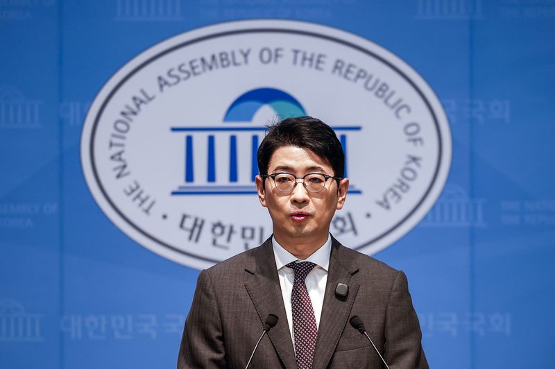 [서울=뉴시스] 정병혁 기자 = 주진우 국민의힘 의원이 8일 서울 여의도 국회 소통관에서 용혜인 성평등가족부 장관 후보자와 김승원 법무부장관 후보자 관련 기자회견을 하고 있다. 2026.09.08. jhope@newsis.com