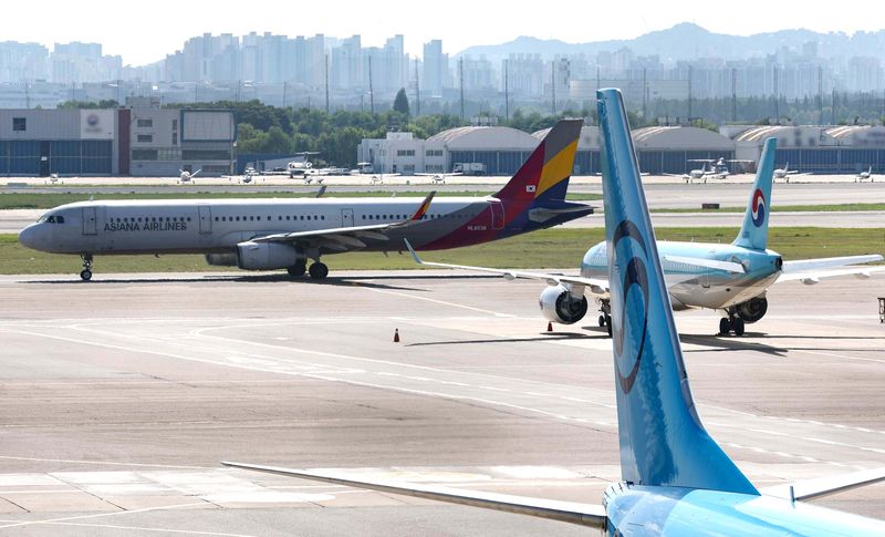 김포공항 계류장에서 이동하는 대한항공과 아시아나 항공기 모습. 연합뉴스 제공