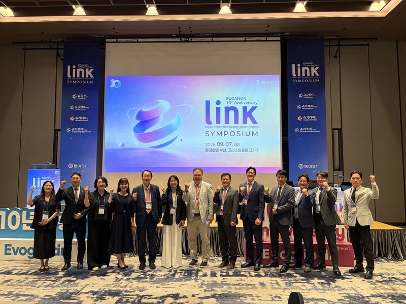 부산에서 개최된 '슈가논 10th LINK Symposium'에서 동아에스티 방미영 상무(왼쪽 세번째), 부산의대 전윤경 교수(왼쪽 네번째) , 동아에스티 김영설 부사장(왼쪽 다섯번째) , 인제의대 김미경 교수(왼쪽 여섯번째) , 가톨릭의대 김성래 교수(왼쪽 일곱번째) 등 관계자들이 기념 사진을 촬영하고 있다. 동아에스티 제공