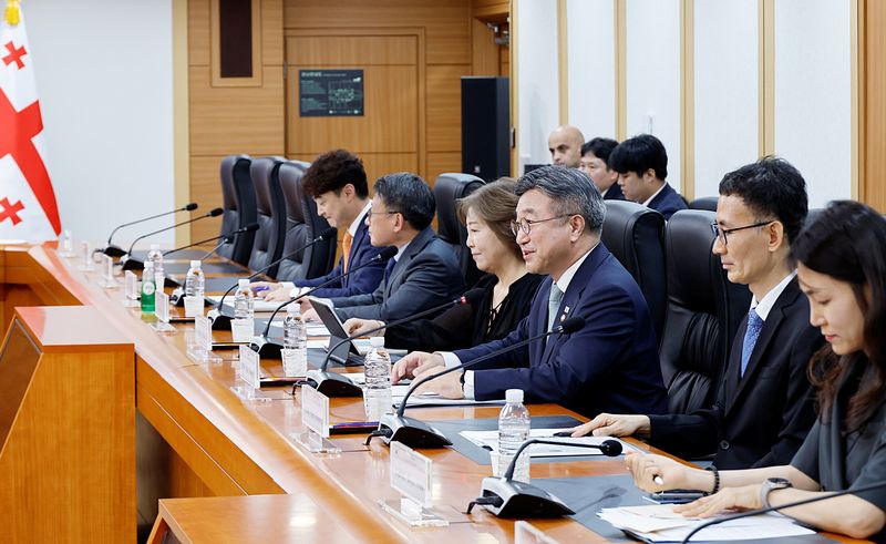 윤호중 행정안전부 장관이 8일 서울 종로구 정부서울청사에서 열린 한-조지아 디지털정부 분야 협력 양해각서(MOU) 체결식에서 인사말을 하고 있다. 행정안전부 제공