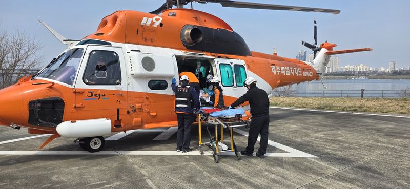 지난 3월24일 제주특별자치도 소방헬기 한라매에서 구조·구급대원들이 에크모(ECMO) 환자 이송 임무를 수행하고 있다. 제주소방 119항공대의 에크모 이송체계 구축은 소방청 주요 특별성과 우수사례로 선정됐다. 사진=제주특별자치도 소방안전본부 제공
