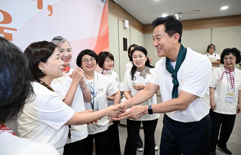 오세훈 서울시장이 8일 서울시청에서 열린 '2026 서울여성대회'에서 참석자들과 인사를 나누고 있다.