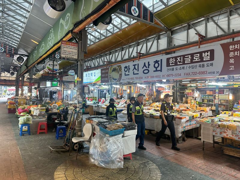 제주지역 전통시장에서 안전활동 참여자들이 시장 통로를 순찰하고 있다. 자치경찰단은 주민자치경찰대와 시니어클럽 등 1543명의 민간 안전역량을 연결해 생활권부터 관광지·해안까지 역할을 나눌 계획이다. 사진=제주특별자치도 자치경찰단 제공