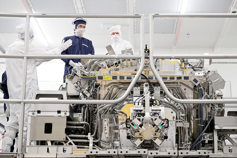 이재용 삼성전자 회장이 지난 2022년 6월 네덜란드 에인트호번에 위치한 ASML 본사에서 ASML 경영진과 함께 반도체 장비를 점검하고 있다. 삼성전자 제공