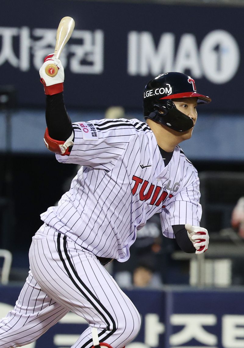 [서울=뉴시스] 김진아 기자 = 23일 오후 서울 송파구 잠실야구장에서 열린 2026 KBO리그 한화 이글스와 LG 트윈스의 경기, 3회말 2사 1,2루 LG 문보경이 1타점 적시타를 치고 있다. 2026.04.23. bluesoda@newsis.com