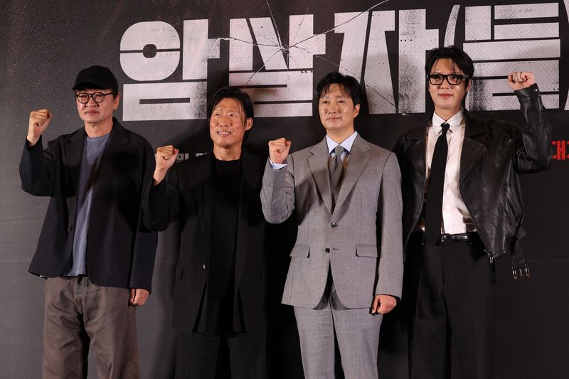 영화 '암살자(들)' 시사회. 배우 유해진, 박해일, 이민호가 8일 서울 강남구 삼성동 코엑스 메가박스에서 열린 영화 '암살자(들)' 시사회 및 기자간담회에서 포즈를 취하고 있다. 연합뉴스