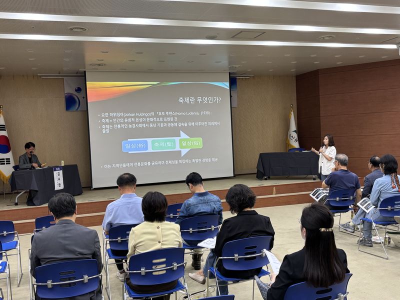 문혜진 부산대 교수가 8일 울산시의회에서 열린 울산 대표축제 방향 모색 심포지엄에서 '지역 축제의 의미와 기능'이라는 제목으로 기조 발표를 하고 있다. 사진=최수상 기자
